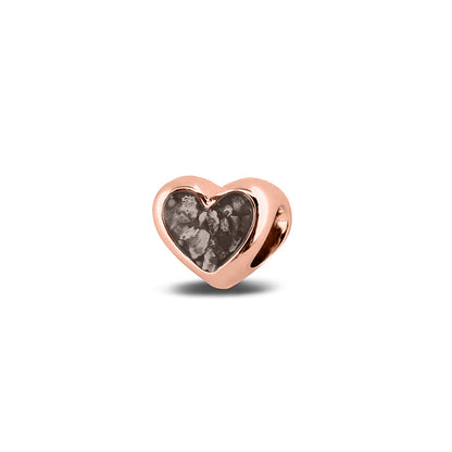 Hartvormige asbedel, aan beide zijdes zichtbaar gevuld met as of haar. Het vullen en sealen met onze speciale hars met een keuze in 20 kleuren, wordt in onze ambachtelijke edelsmederij gedaan. Silver