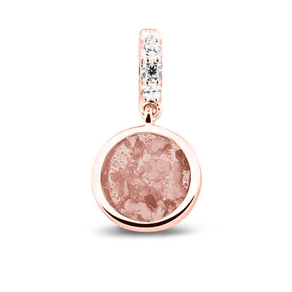 Asbedel rond subtiel design , het hangoog aan de buitenrand afgewerkt met zirkonia's, die aan de voorzijde zichtbaar gevuld wordt met as of haar met een keuze in 20 kleuren. Blush