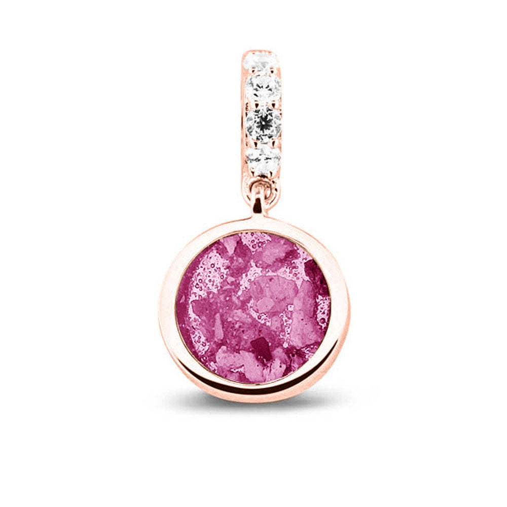 Asbedel rond subtiel design , het hangoog aan de buitenrand afgewerkt met zirkonia's, die aan de voorzijde zichtbaar gevuld wordt met as of haar met een keuze in 20 kleuren. Fluo