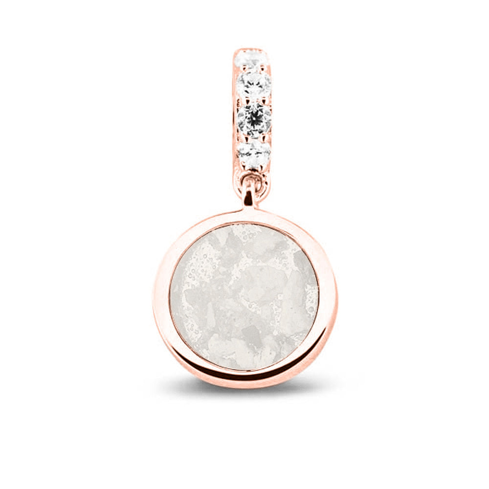 Asbedel rond subtiel design , het hangoog aan de buitenrand afgewerkt met zirkonia's, die aan de voorzijde zichtbaar gevuld wordt met as of haar met een keuze in 20 kleuren. White
