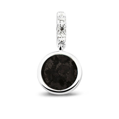 Asbedel rond subtiel design , het hangoog aan de buitenrand afgewerkt met zirkonia's, die aan de voorzijde zichtbaar gevuld wordt met as of haar met een keuze in 20 kleuren. Black