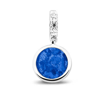 Asbedel rond subtiel design , het hangoog aan de buitenrand afgewerkt met zirkonia's, die aan de voorzijde zichtbaar gevuld wordt met as of haar met een keuze in 20 kleuren. Blue