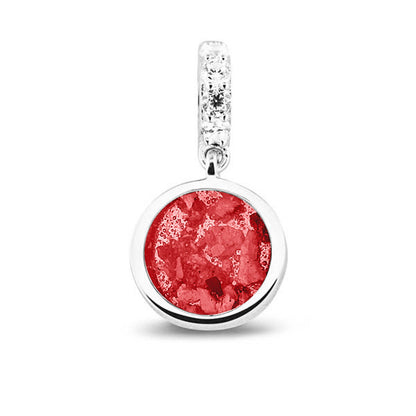 Asbedel rond subtiel design , het hangoog aan de buitenrand afgewerkt met zirkonia's, die aan de voorzijde zichtbaar gevuld wordt met as of haar met een keuze in 20 kleuren. Red