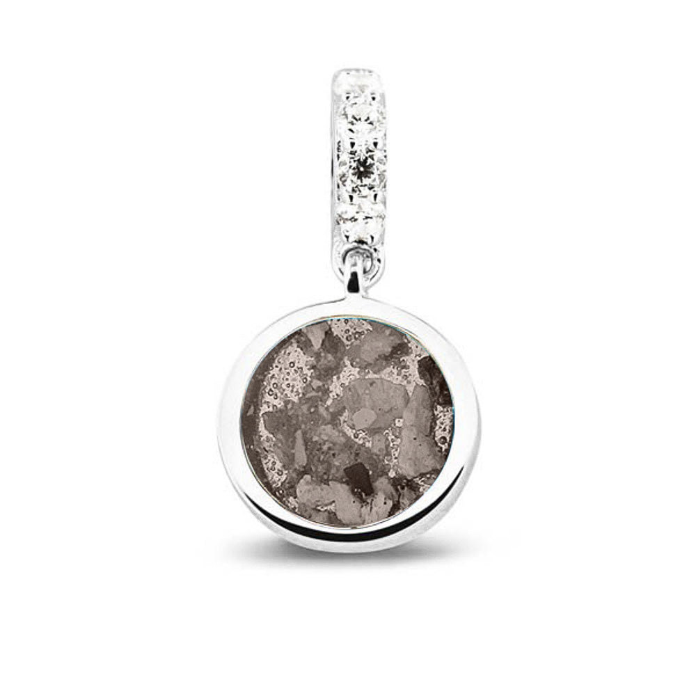 Asbedel rond subtiel design , het hangoog aan de buitenrand afgewerkt met zirkonia's, die aan de voorzijde zichtbaar gevuld wordt met as of haar met een keuze in 20 kleuren. Silver