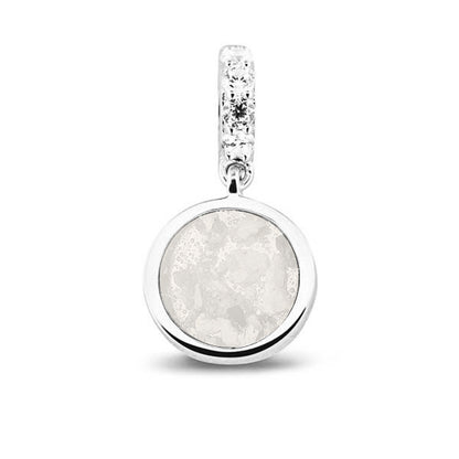 Asbedel rond subtiel design , het hangoog aan de buitenrand afgewerkt met zirkonia's, die aan de voorzijde zichtbaar gevuld wordt met as of haar met een keuze in 20 kleuren. White