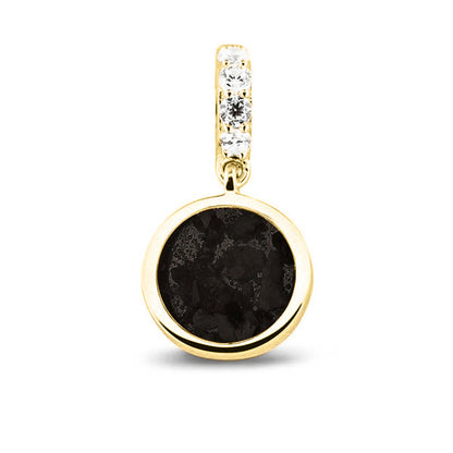 Asbedel rond subtiel design , het hangoog aan de buitenrand afgewerkt met zirkonia's, die aan de voorzijde zichtbaar gevuld wordt met as of haar met een keuze in 20 kleuren. Black