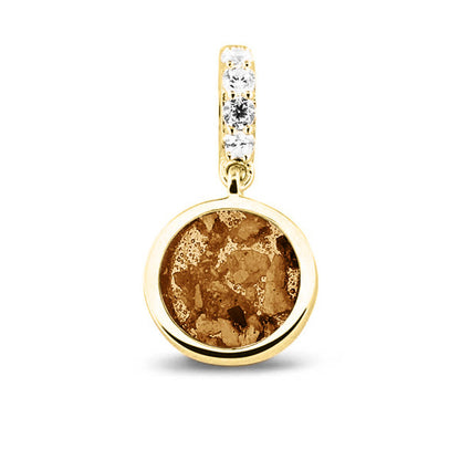 Asbedel rond subtiel design , het hangoog aan de buitenrand afgewerkt met zirkonia's, die aan de voorzijde zichtbaar gevuld wordt met as of haar met een keuze in 20 kleuren. Gold