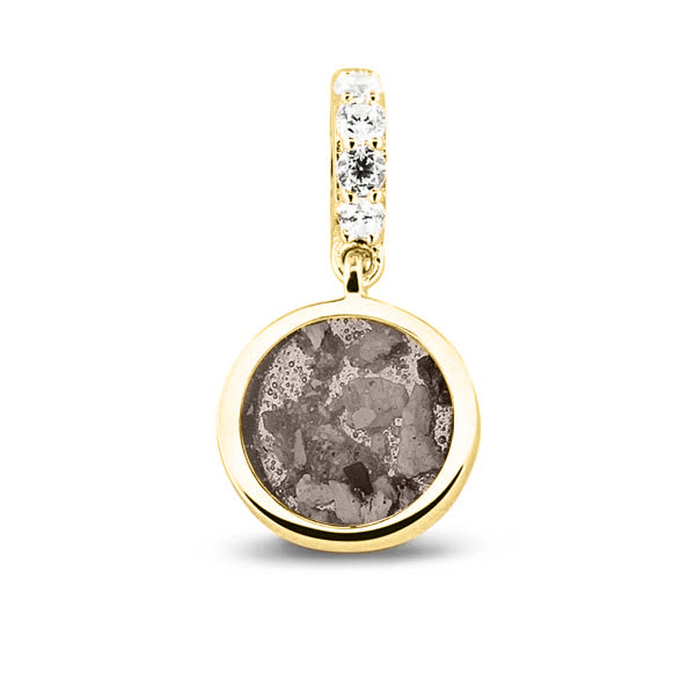 Asbedel rond subtiel design , het hangoog aan de buitenrand afgewerkt met zirkonia's, die aan de voorzijde zichtbaar gevuld wordt met as of haar met een keuze in 20 kleuren. Silver