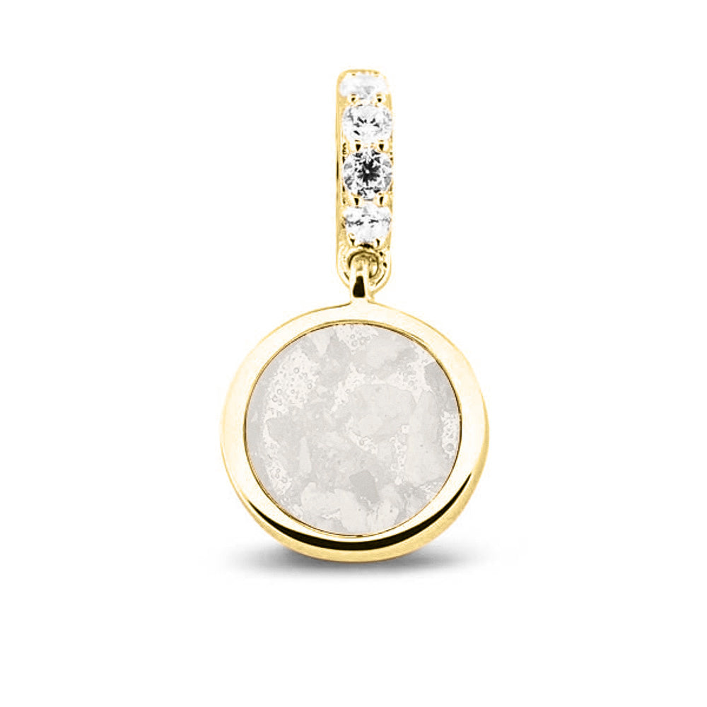 Asbedel rond subtiel design , het hangoog aan de buitenrand afgewerkt met zirkonia's, die aan de voorzijde zichtbaar gevuld wordt met as of haar met een keuze in 20 kleuren. White