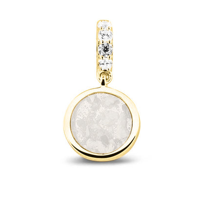 Asbedel rond subtiel design , het hangoog aan de buitenrand afgewerkt met zirkonia's, die aan de voorzijde zichtbaar gevuld wordt met as of haar met een keuze in 20 kleuren. White