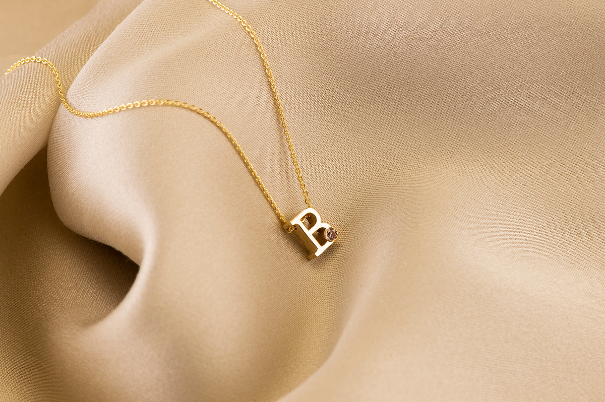 Geelgouden letter gedenkhanger met geboortesteentje inclusief collier