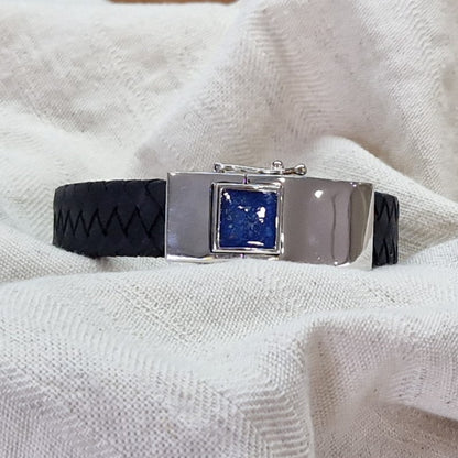 Lederen armband voorzien van as of haar in sluiting in zilver of goud.alle