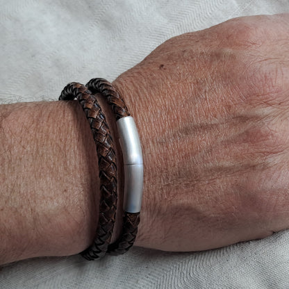 De lederen armband is voorzien van een 925 sterling zilveren sluiting en voorzien van een klein askamertje.alle