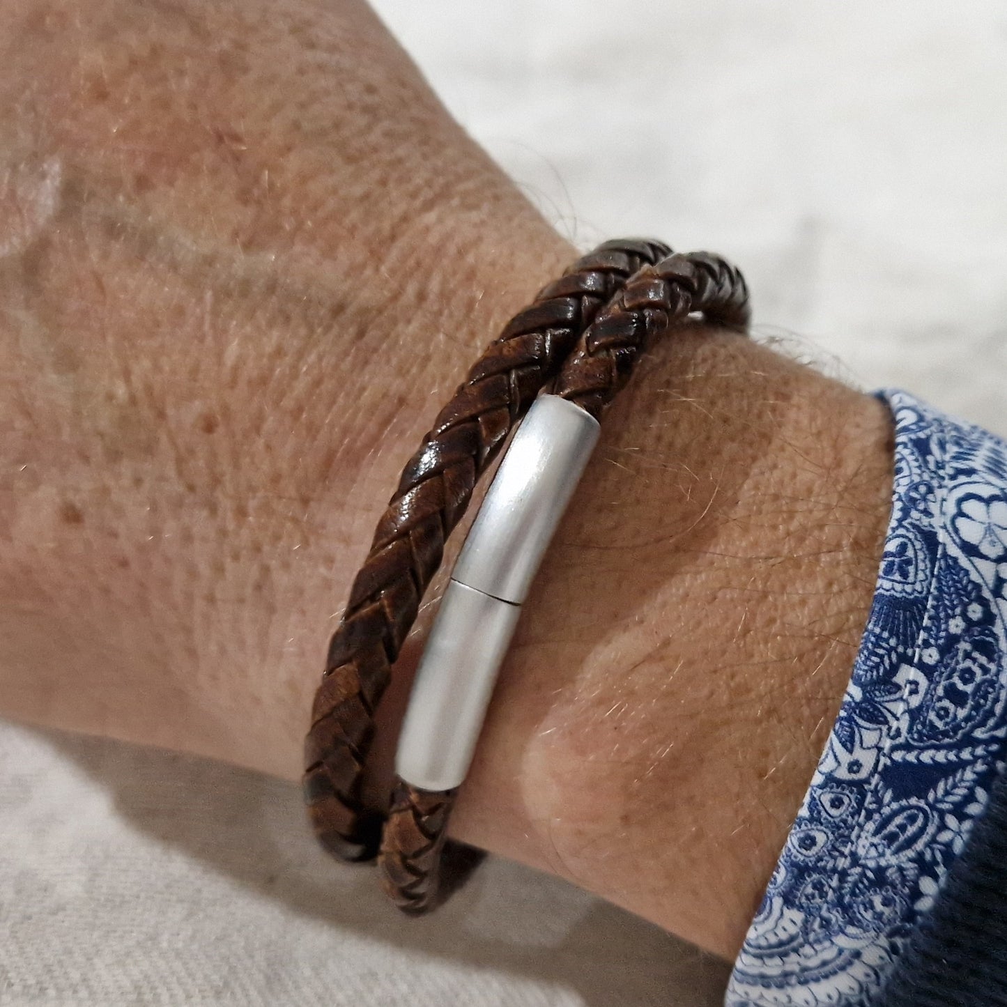 De lederen armband is voorzien van een 925 sterling zilveren sluiting en voorzien van een klein askamertje.alle
