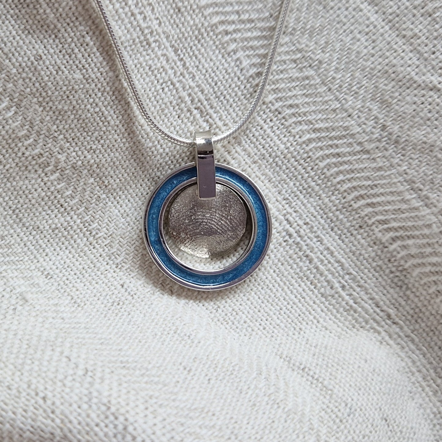 Hanger voorzien van een vingerafdruk uit collectie gedenksieraden. Alle