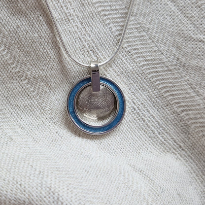 Hanger voorzien van een vingerafdruk uit collectie gedenksieraden. Alle