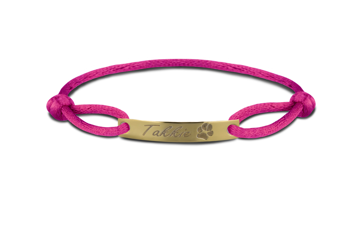 Satijnen koord armband, met graveerplaatje aan de voorzijde. Gedenksieraden