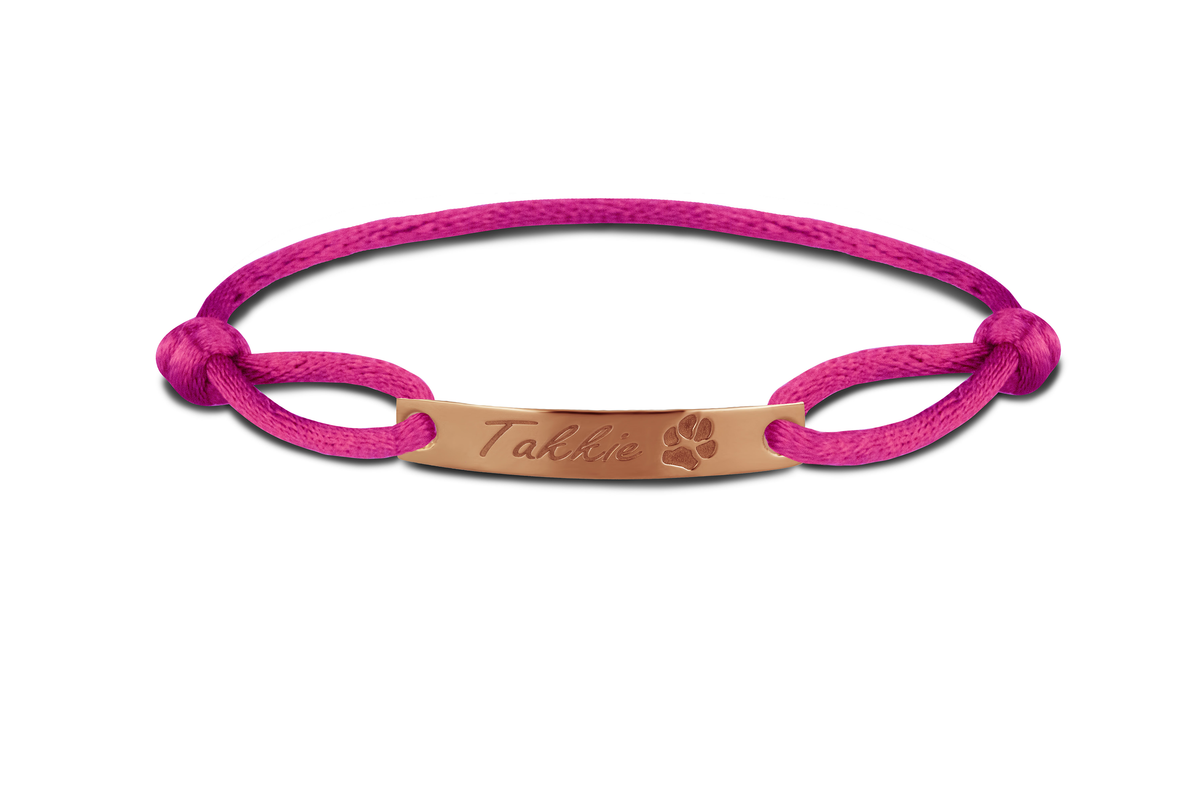 Satijnen koord armband, met graveerplaatje aan de voorzijde. Gedenksieraden