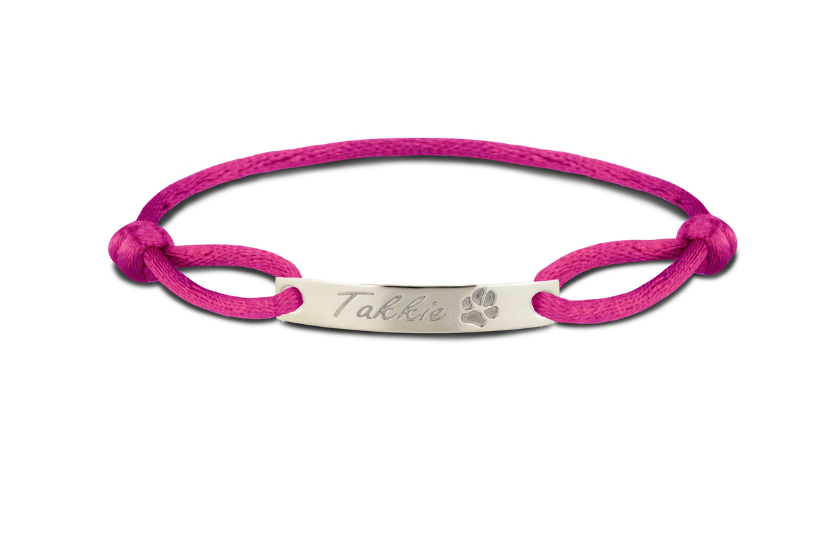 Satijnen koord armband, met graveerplaatje aan de voorzijde. Gedenksieraden