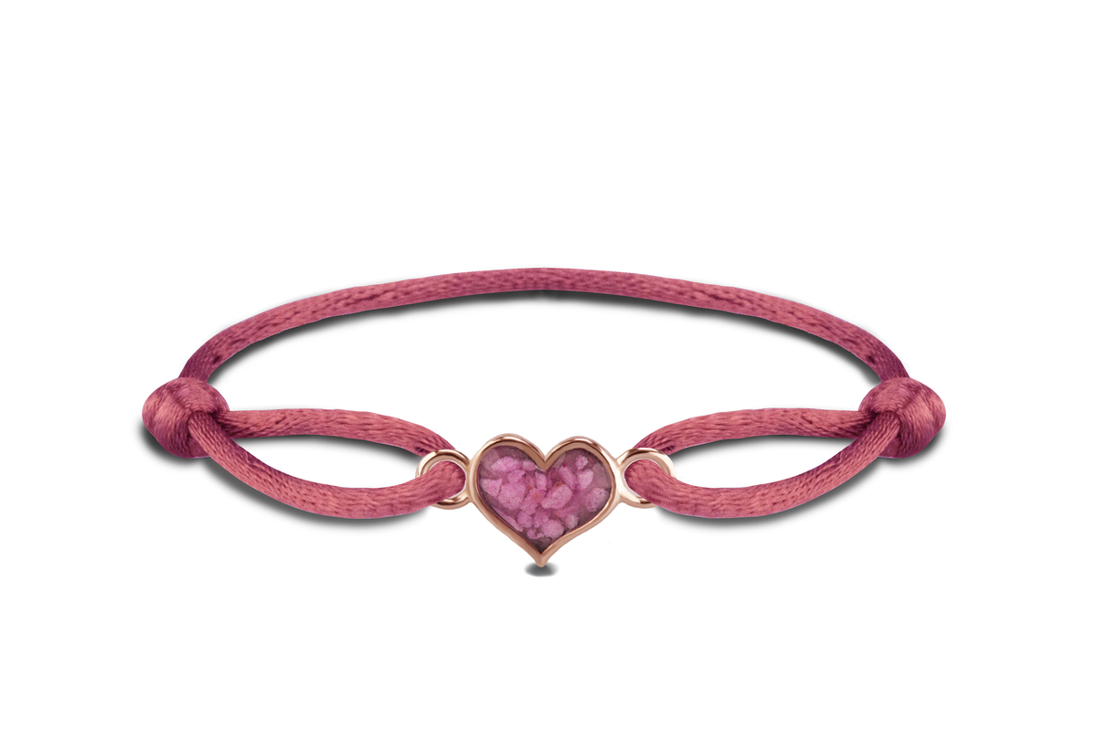 Satijnen koord armband, met hartje als compartiment in het midden aan de voorzijde.