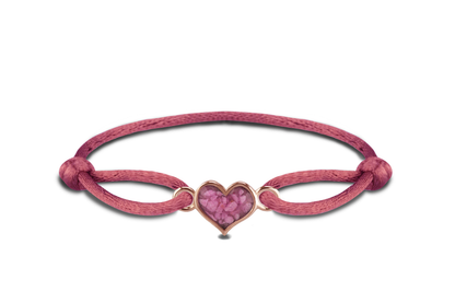 Satijnen koord armband, met hartje als compartiment in het midden aan de voorzijde.