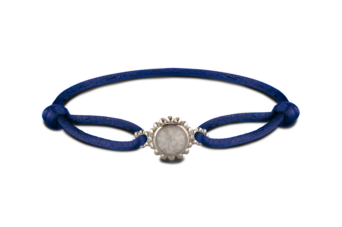 Satijnen koord armband, met compartiment afgewerkt in parelrand in het midden aan de voorzijde.