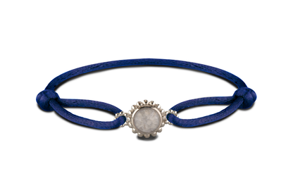Satijnen koord armband, met compartiment afgewerkt in parelrand in het midden aan de voorzijde.