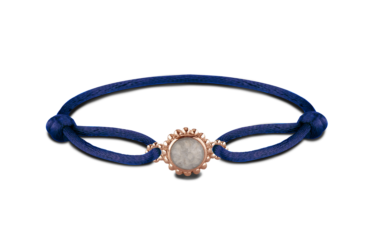 Satijnen koord armband, met compartiment afgewerkt in parelrand in het midden aan de voorzijde.