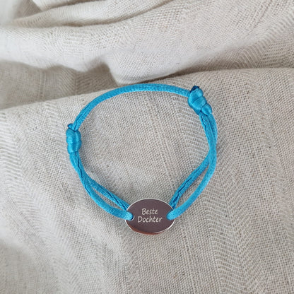 Satijnen koord armband, met ovaal graveerplaatje aan de voorzijde. Alle