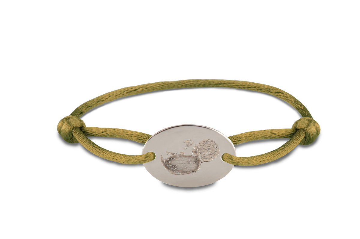 Satijnen koord armband, met ovaal graveerplaatje aan de voorzijde.
