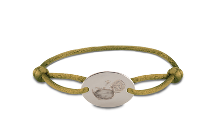 Satijnen koord armband, met ovaal graveerplaatje aan de voorzijde.