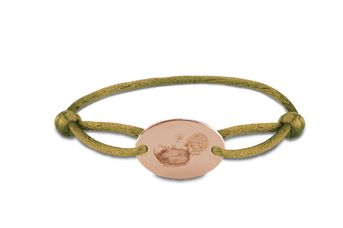 Satijnen koord armband, met ovaal graveerplaatje aan de voorzijde.