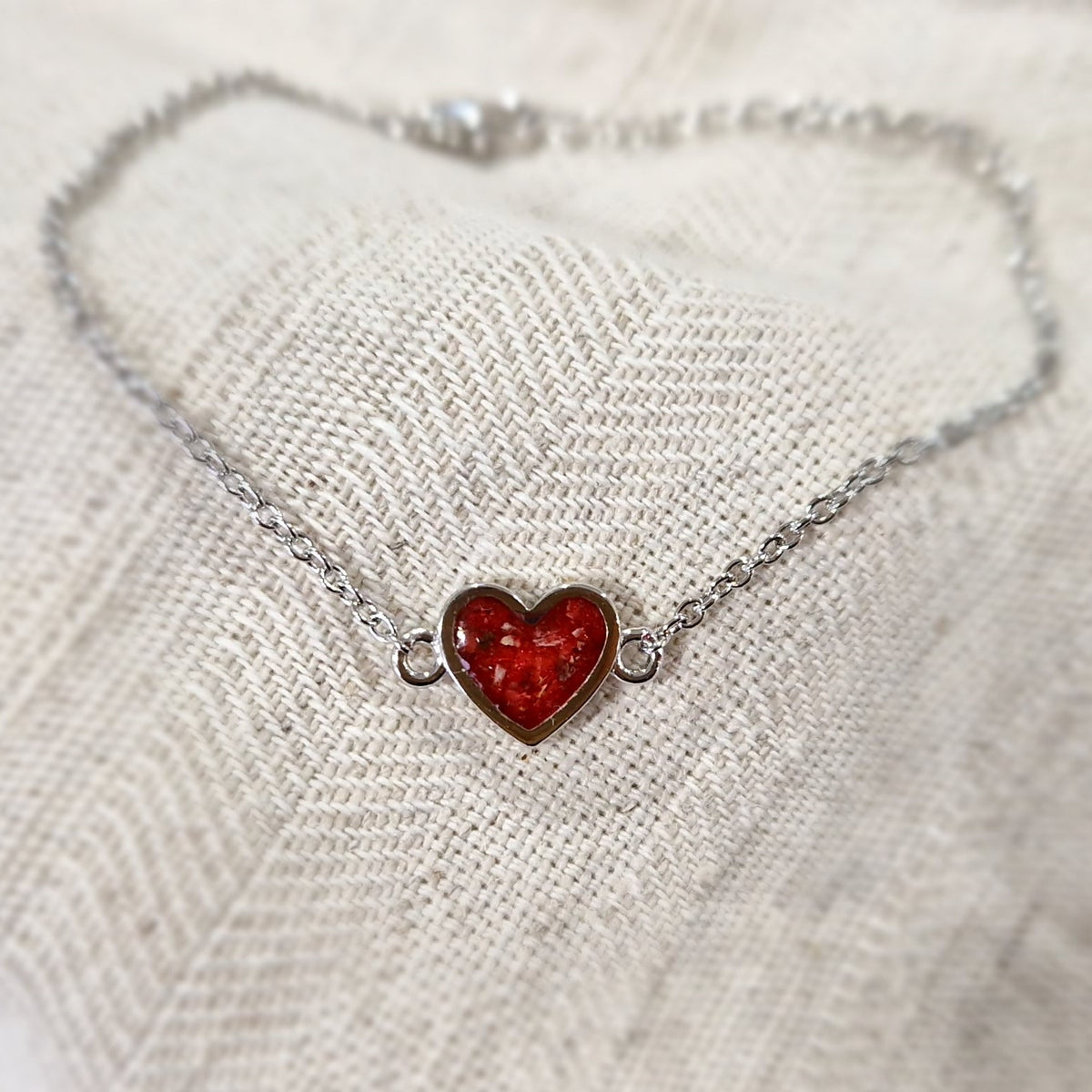 as armband met hartje als gedenksieraad. Alle
