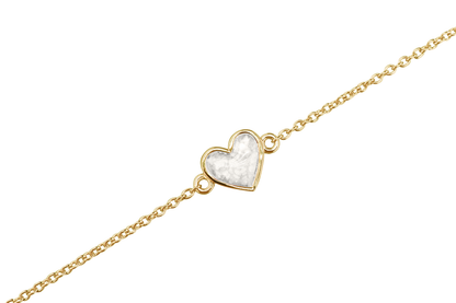 as armband met hartje als gedenksieraad. White