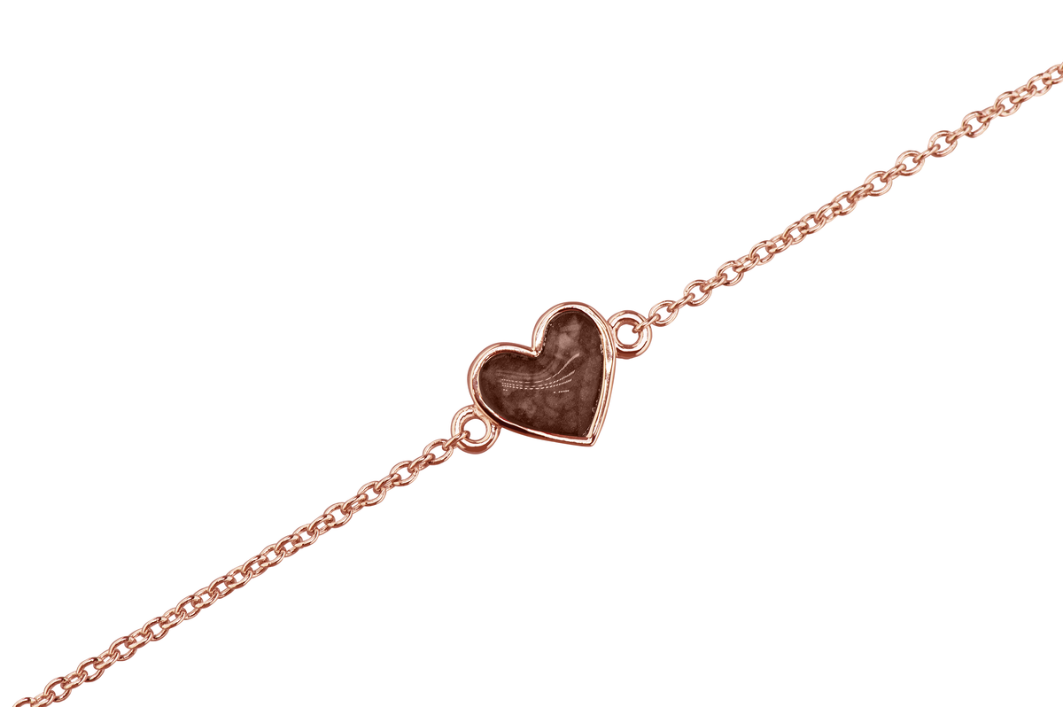 as armband met hartje als gedenksieraad. Brown