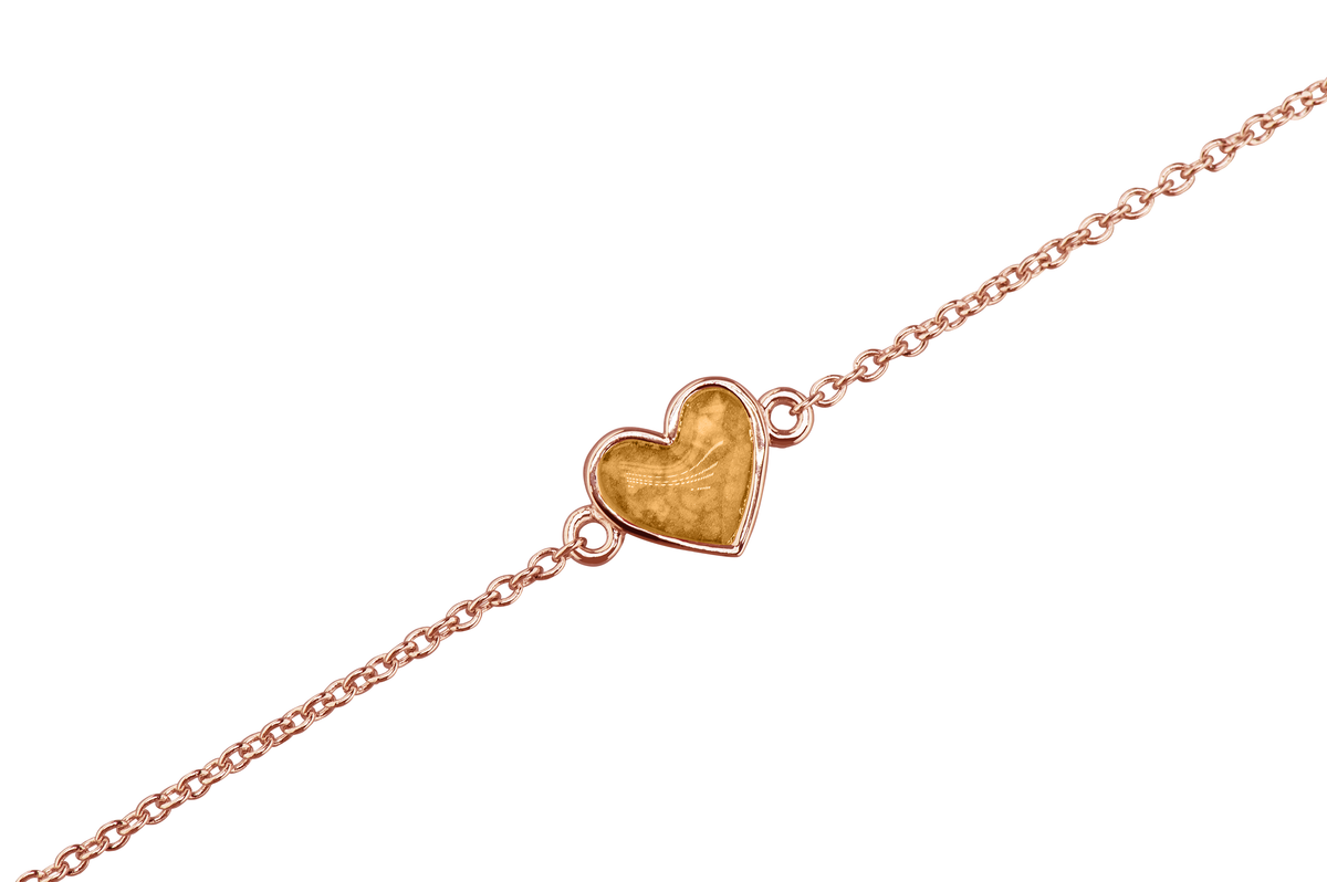 as armband met hartje als gedenksieraad. Gold