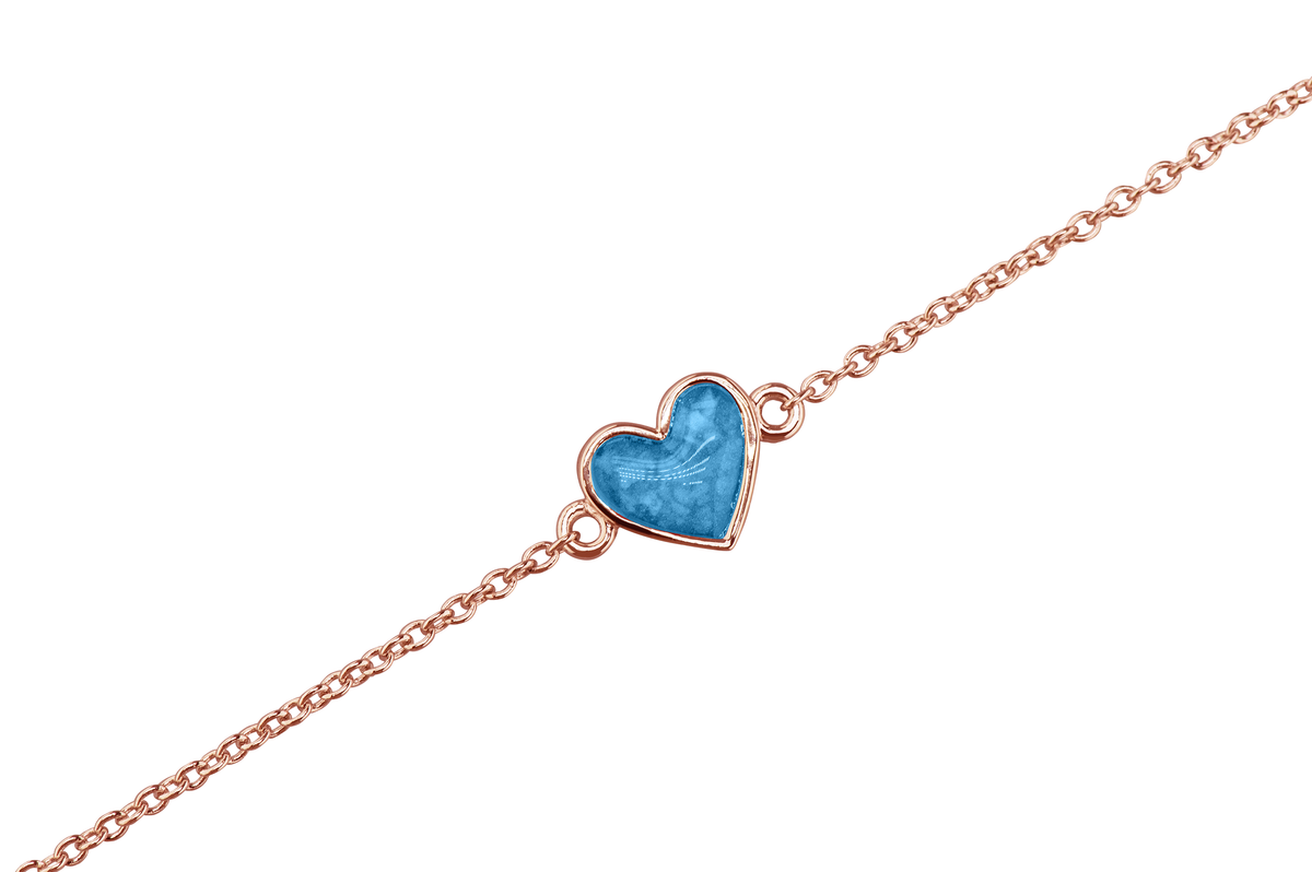 as armband met hartje als gedenksieraad. Marine