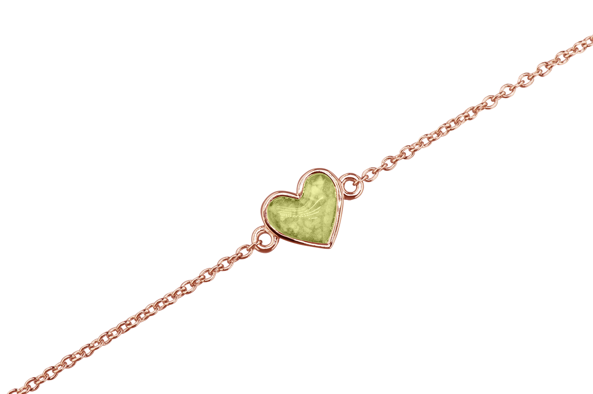 as armband met hartje als gedenksieraad. Olive