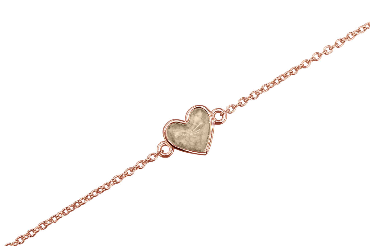 as armband met hartje als gedenksieraad. Transparent