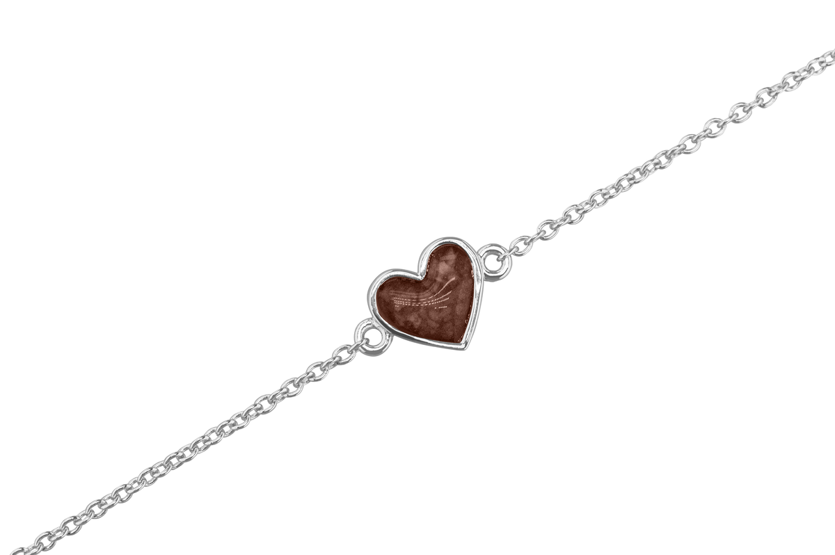 as armband met hartje als gedenksieraad. Brown