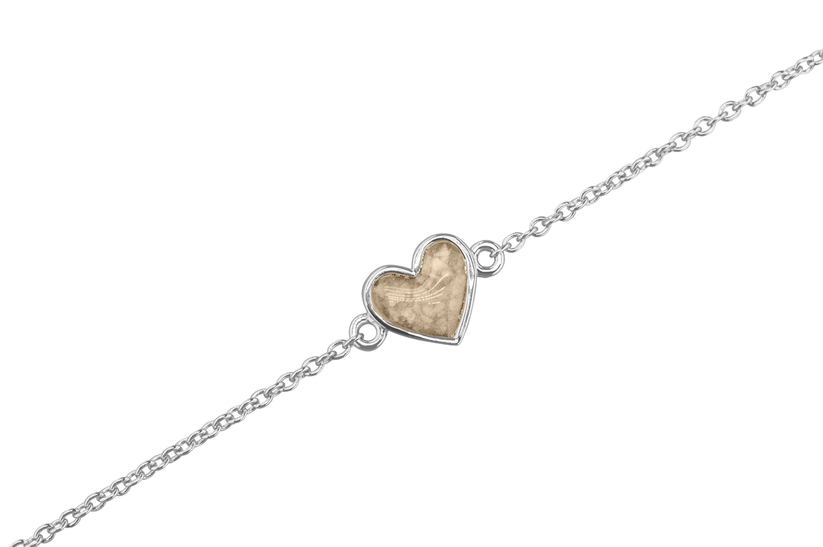 as armband met hartje als gedenksieraad. Transparent