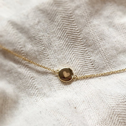 As armband met rondje als compartiment in het midden aan de voorzijde. alle