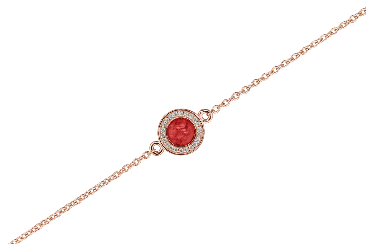 As armband met rondje als compartiment in het midden aan de voorzijde. Red