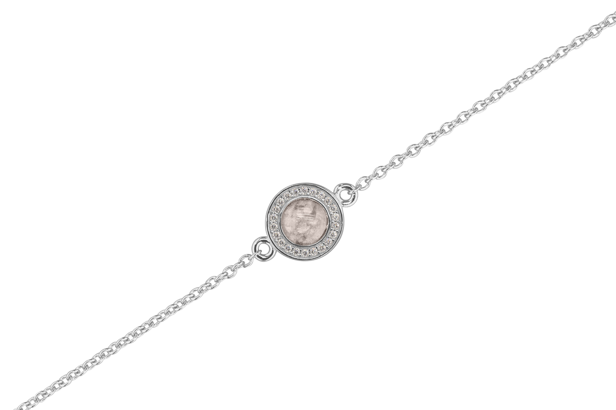 As armband met rondje als compartiment in het midden aan de voorzijde. Silver