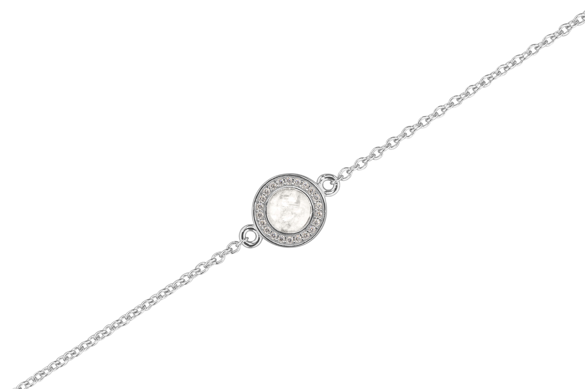 As armband met rondje als compartiment in het midden aan de voorzijde. White