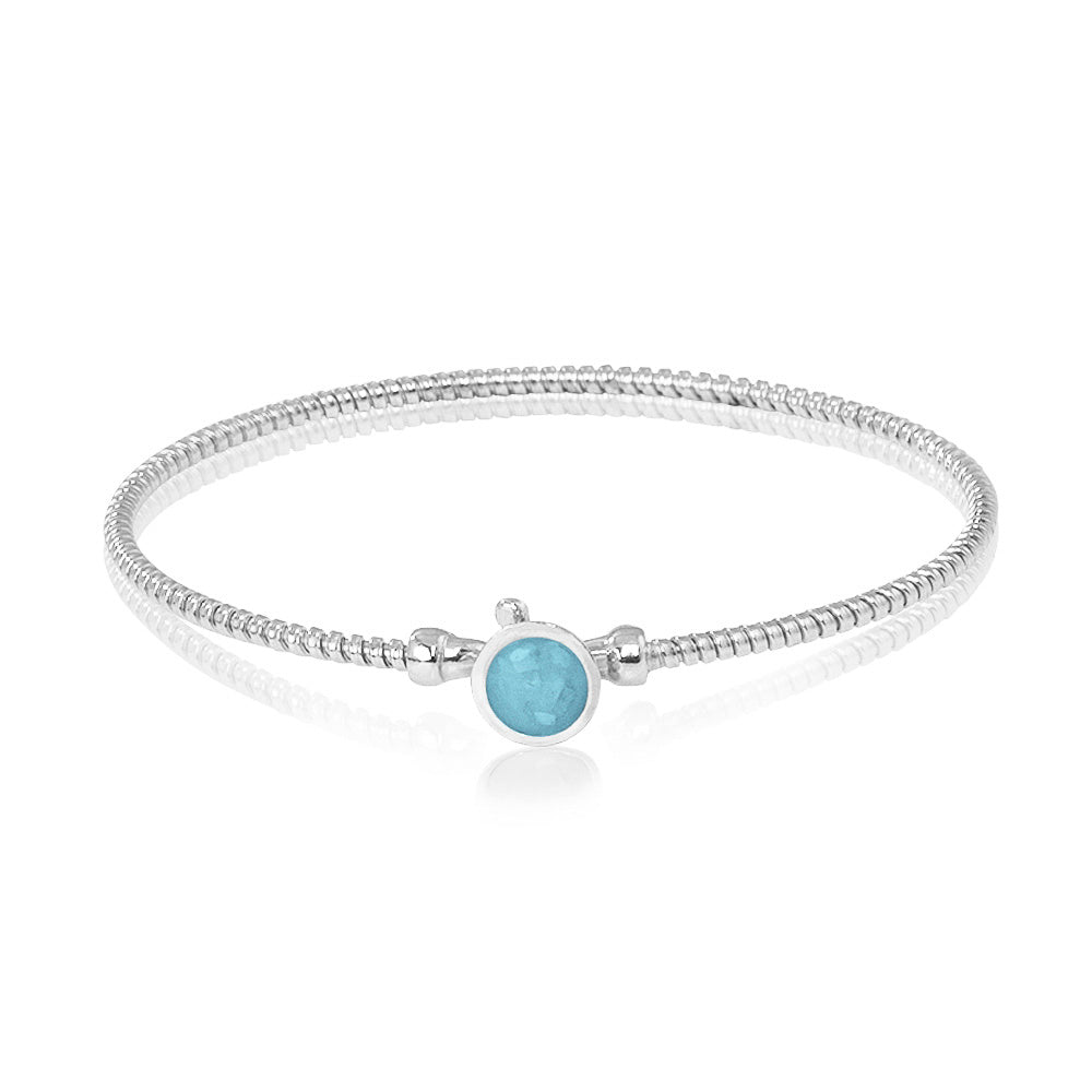 Zilveren as armband met in het midden een ornamentje, gedenksieraad. Baby