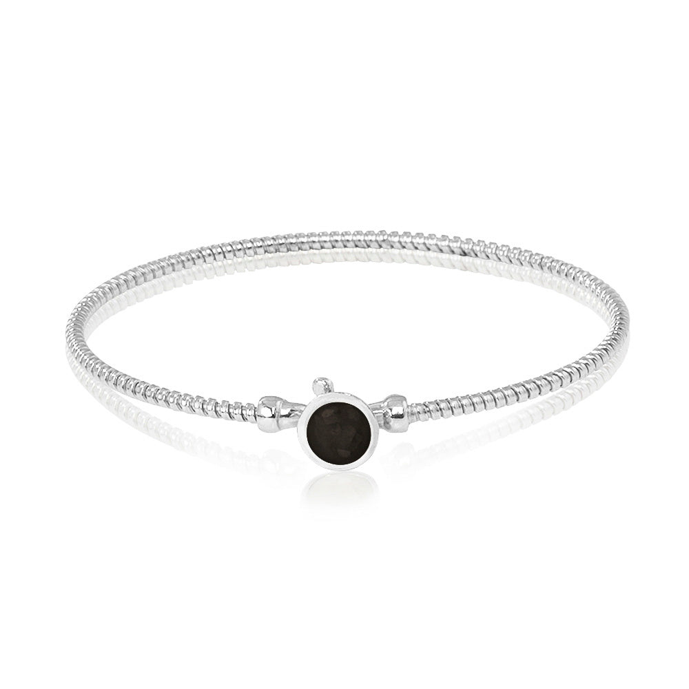 Zilveren as armband met in het midden een ornamentje, gedenksieraad. Black
