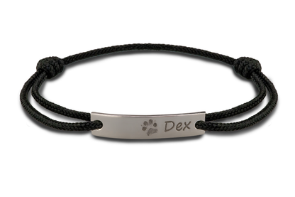 Para koord armband, met graveerplaatje aan de voorzijde. Witgoud