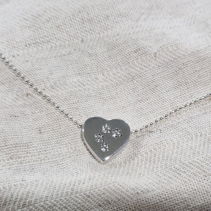Deze zilveren 925 sterling ashanger met pootafdruk kenmerkt zich door het fraai en speels ontworpen karakter. Dit gedenksieraad kan met as en ook met haar van je huisdier gevuld worden.