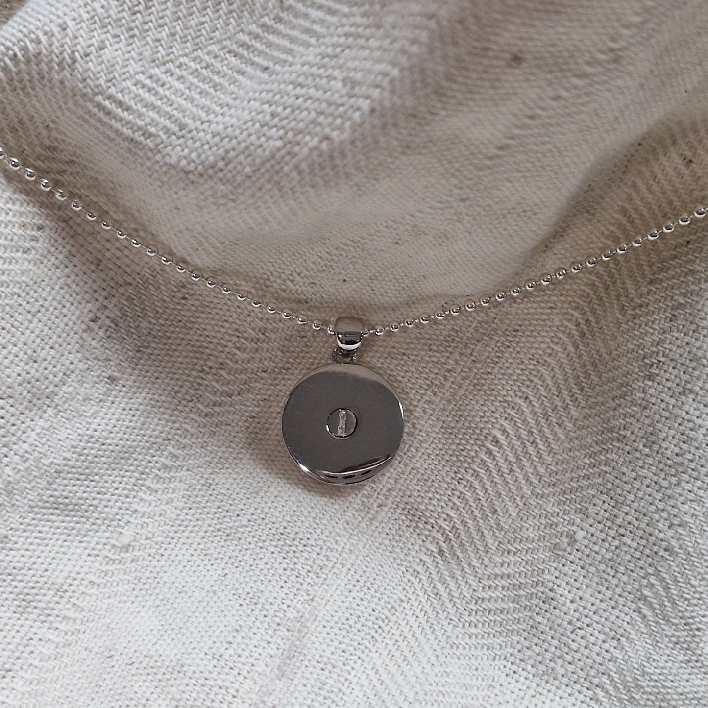Deze zilveren 925 sterling poes/kat ashanger kenmerkt zich door het fraai en speels ontworpen karakter. Dit gedenksieraad kan met as en ook met haar van je huisdier gevuld worden.